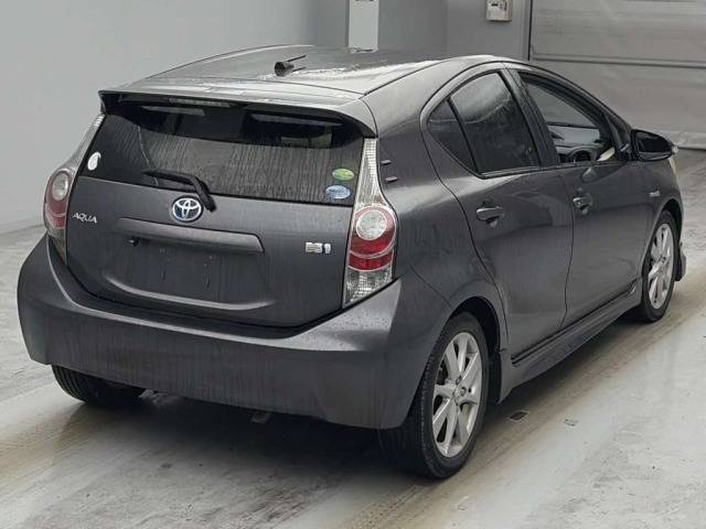 Toyota AQUA 2012 8274342-1
