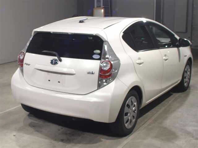 Toyota AQUA 2013 8274353-1