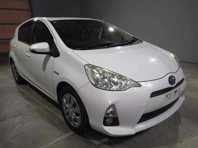 Toyota AQUA 2013 8274353-3
