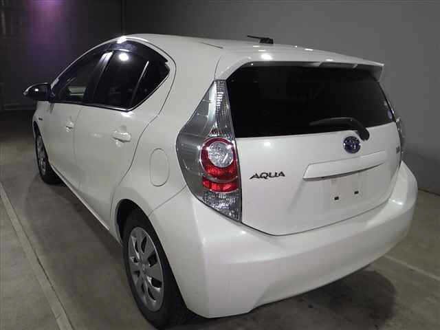 Toyota AQUA 2013 8274353-4