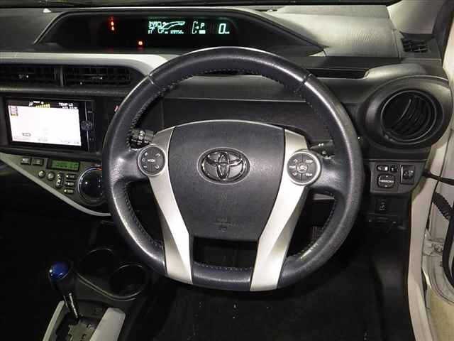 Toyota AQUA 2013 8274353-8