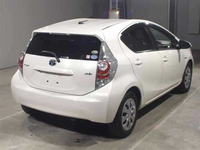 Toyota AQUA 2013 8274354-1