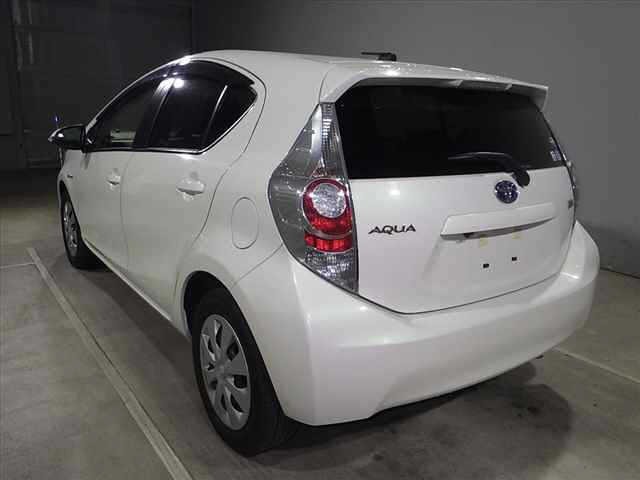 Toyota AQUA 2013 8274354-4