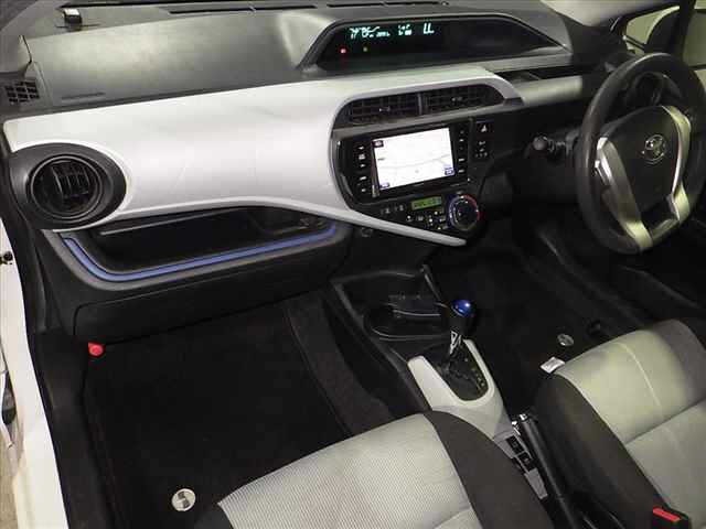 Toyota AQUA 2013 8274354-5