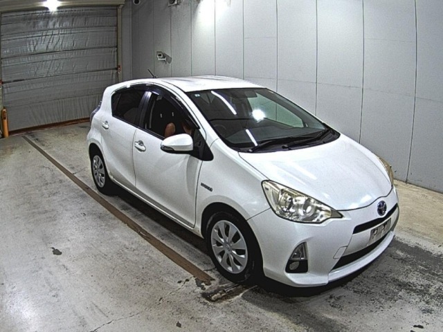 Toyota AQUA 2013 8274518-0