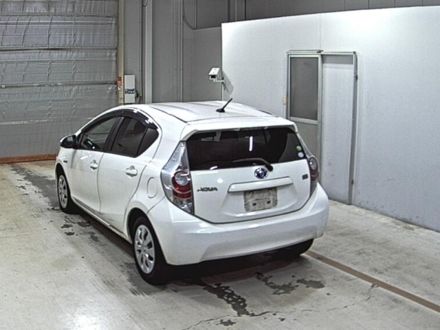 Toyota AQUA 2013 8274518-1