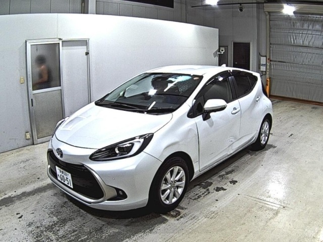Toyota AQUA 2025 8274523-4