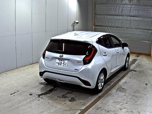 Toyota AQUA 2025 8274523-5