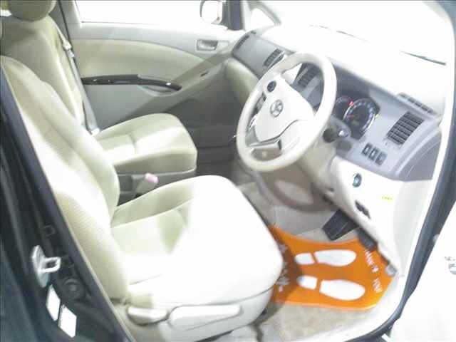 Toyota ISIS 2013 8291842-4