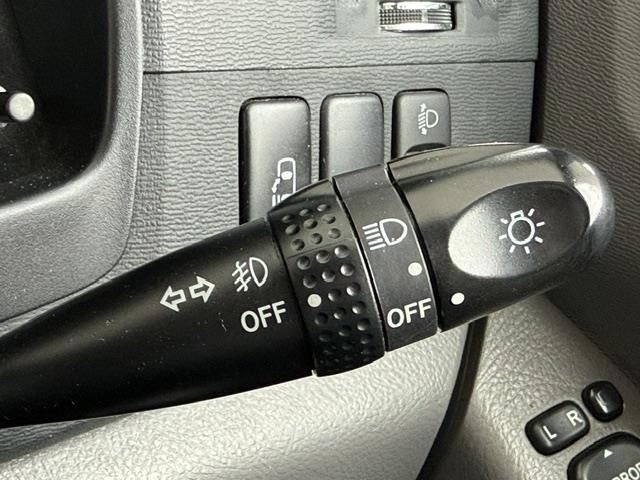 Toyota ISIS 2005 8291853-1