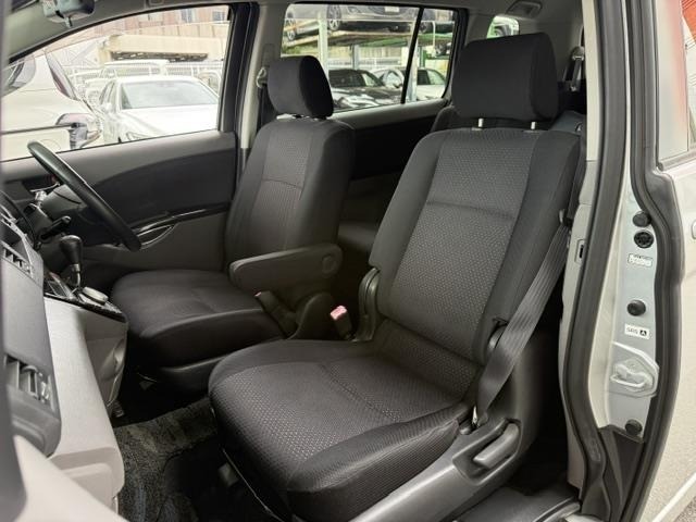 Toyota ISIS 2005 8291853-18