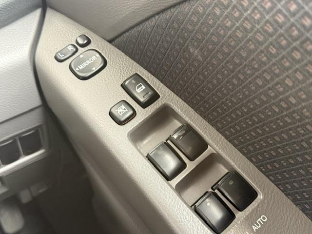 Toyota ISIS 2005 8291853-2