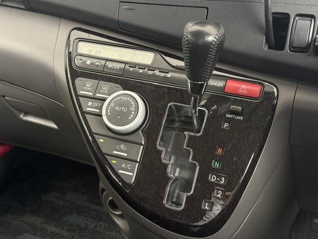 Toyota ISIS 2005 8291853-5