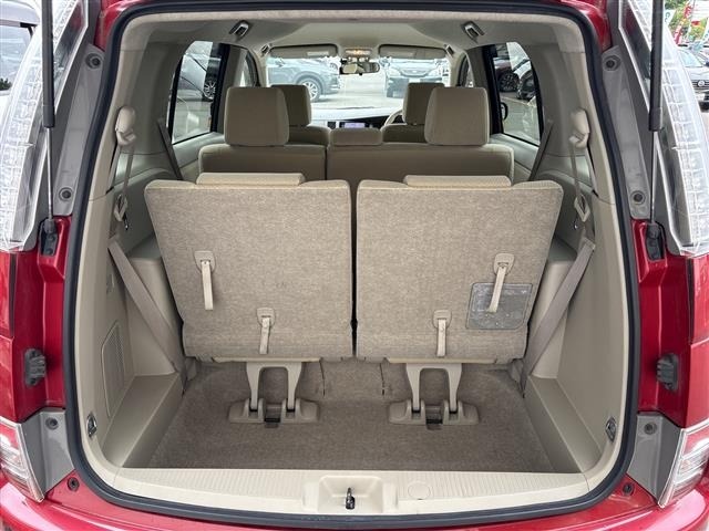 Toyota ISIS 2013 8291854-10