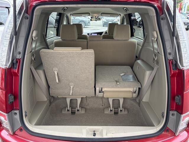 Toyota ISIS 2013 8291854-11