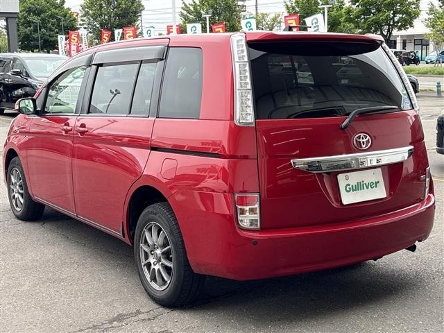 Toyota ISIS 2013 8291854-13