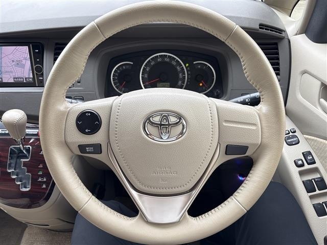 Toyota ISIS 2013 8291854-2
