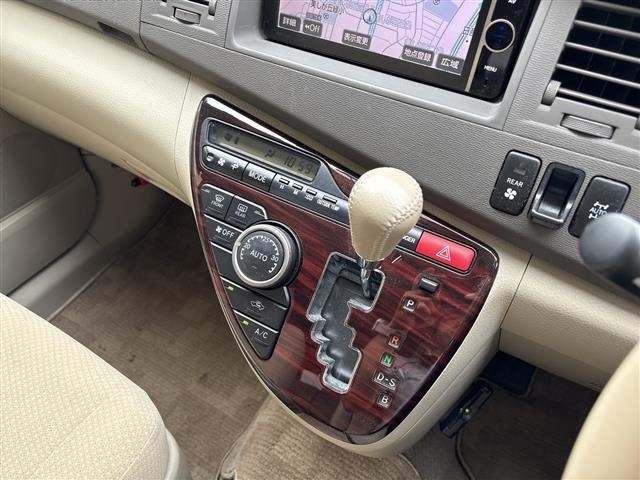 Toyota ISIS 2013 8291854-6