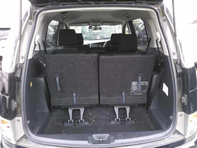 Toyota ISIS 2016 8291881-10