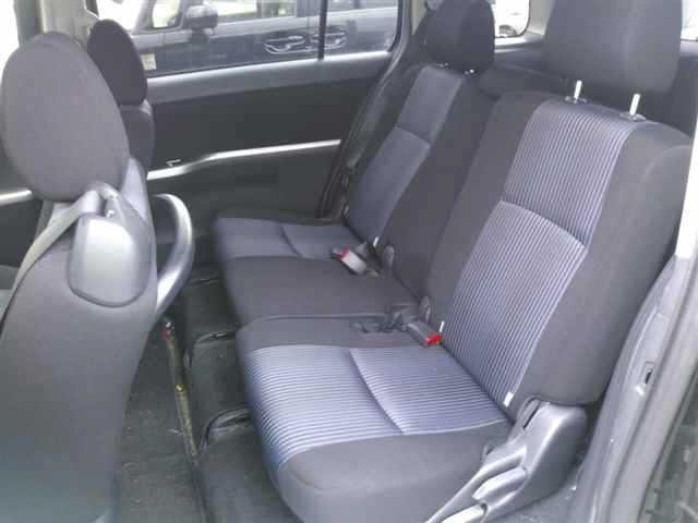 Toyota ISIS 2016 8291881-9