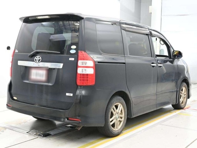 Toyota NOAH 2011 8275590-1