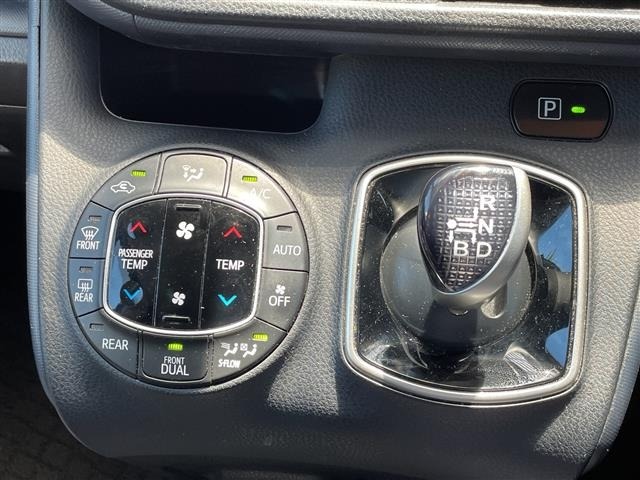 Toyota NOAH 2016 8276660-4