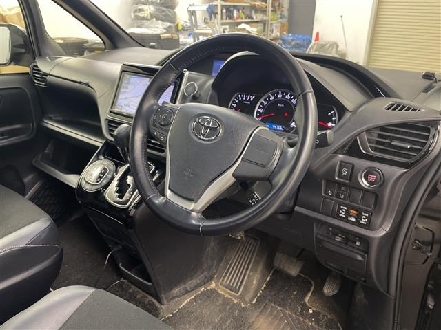 Toyota NOAH 2017 8276753-4
