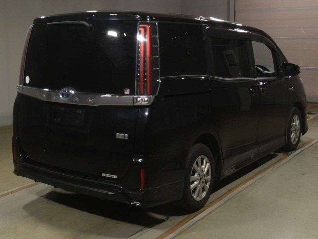Toyota NOAH 2017 8277684-1