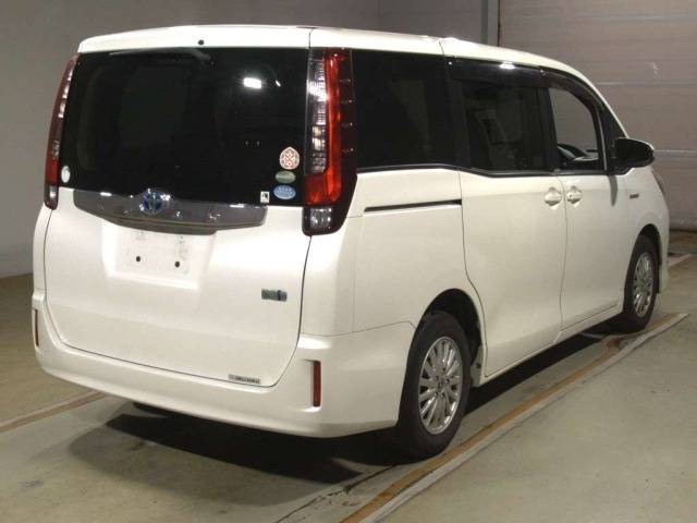 Toyota NOAH 2016 8277701-1