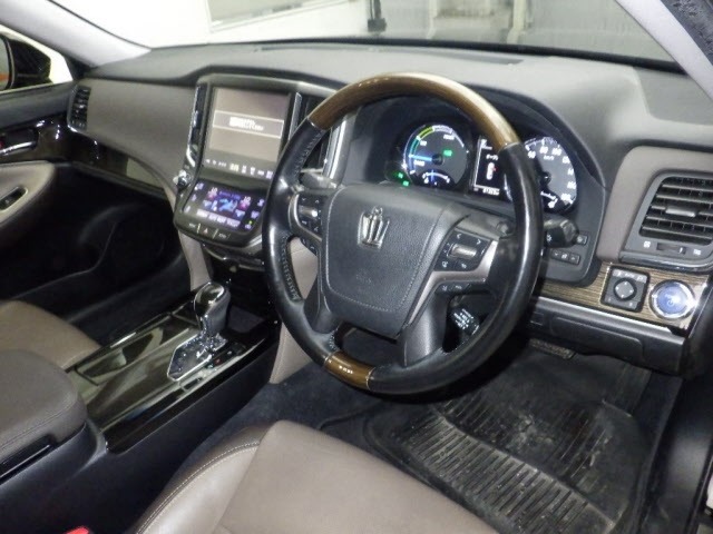 Toyota CROWN MAJESTA 2017 8321932-3