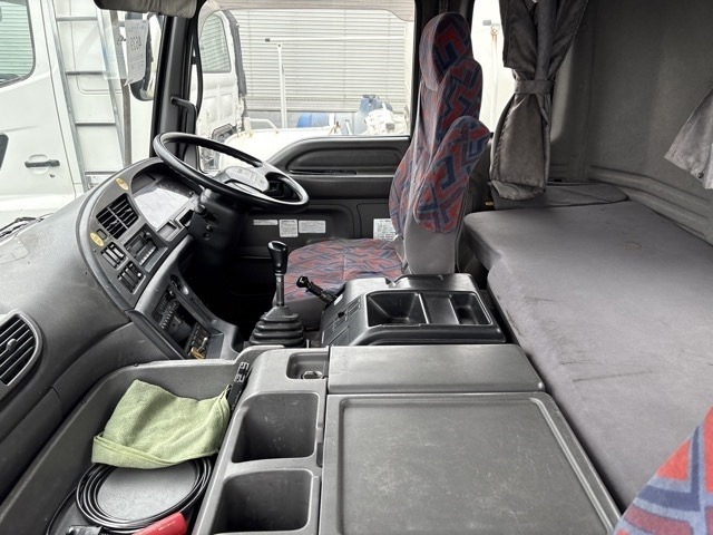 Isuzu GIGA 2004 8320370-5
