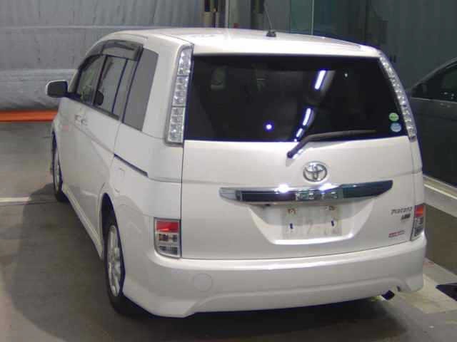 Toyota ISIS 2013 8311917-1