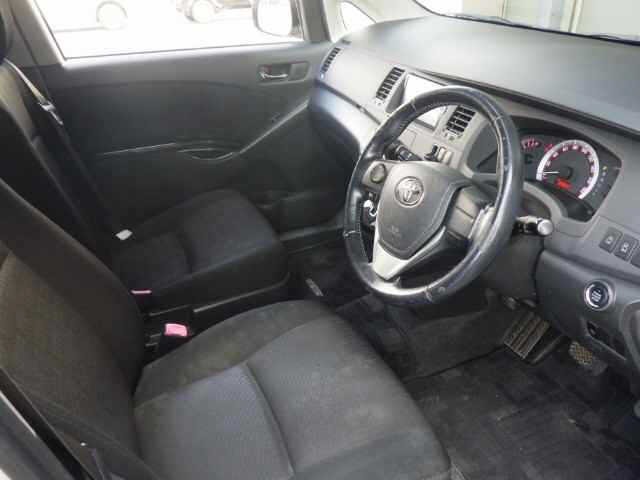 Toyota ISIS 2013 8311917-3