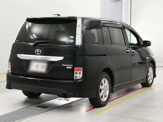 Toyota ISIS 2013 8311922-1