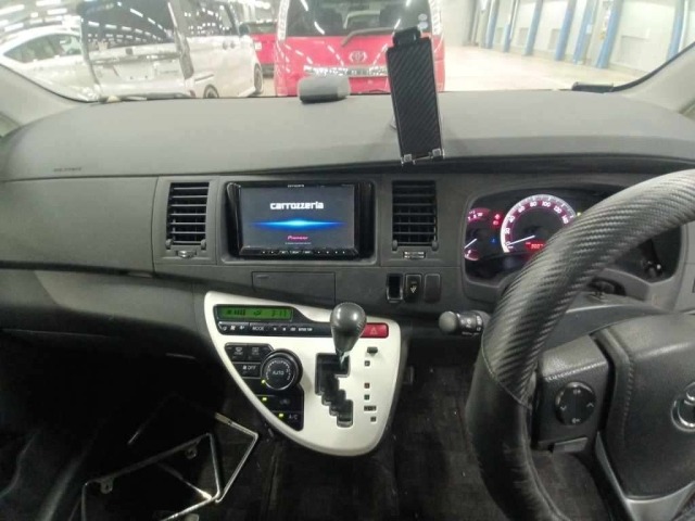 Toyota ISIS 2013 8311922-11