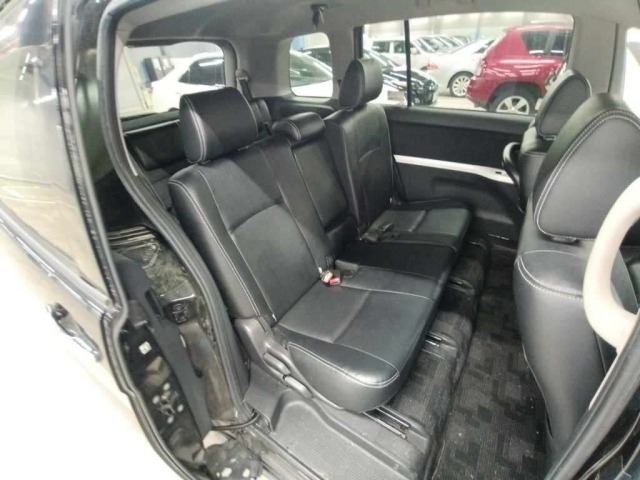 Toyota ISIS 2013 8311922-12