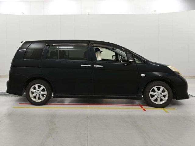 Toyota ISIS 2013 8311922-3
