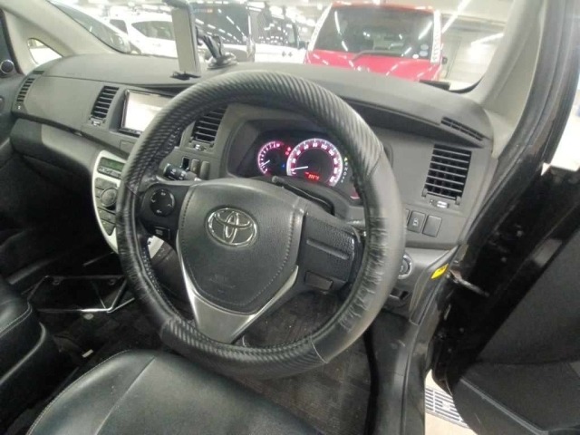 Toyota ISIS 2013 8311922-9