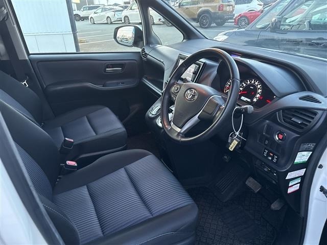 Toyota NOAH 2014 8309084-4
