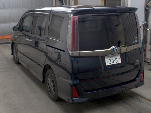 Toyota NOAH 2018 8309340-1