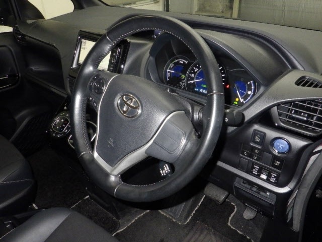 Toyota NOAH 2018 8309340-3