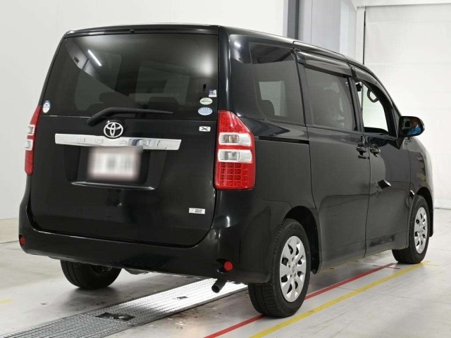 Toyota NOAH 2011 8309366-1