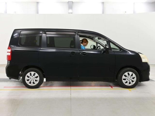 Toyota NOAH 2011 8309366-3