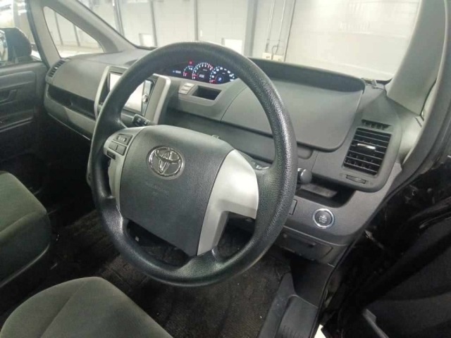 Toyota NOAH 2011 8309366-9