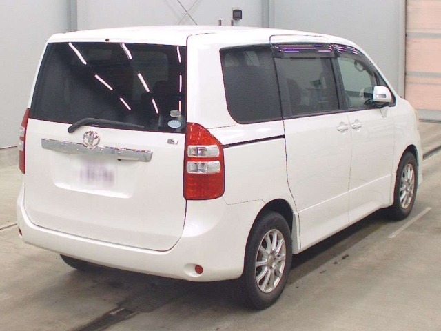 Toyota NOAH 2011 8309380-1
