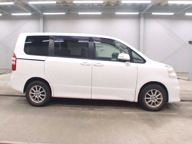 Toyota NOAH 2011 8309380-3