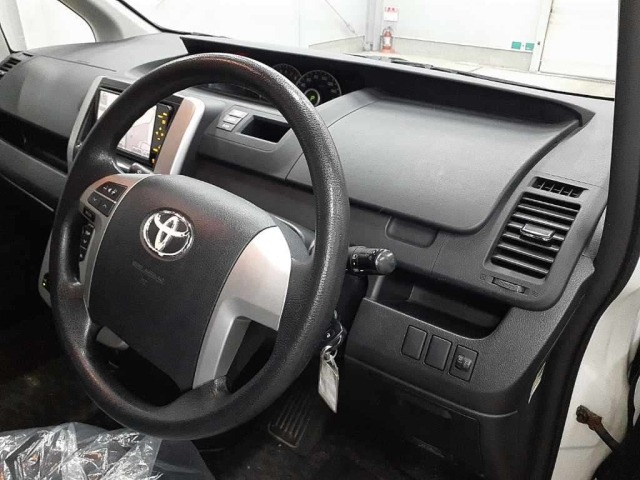 Toyota NOAH 2011 8309380-7