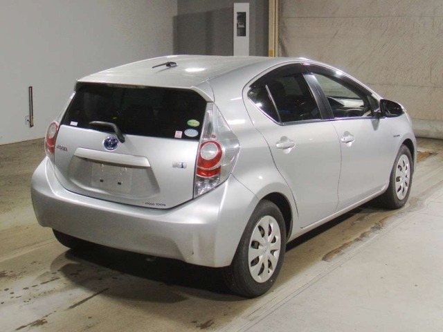 Toyota AQUA 2013 8336327-1