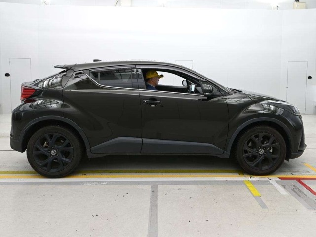 Toyota C-HR 2022 8338843-3