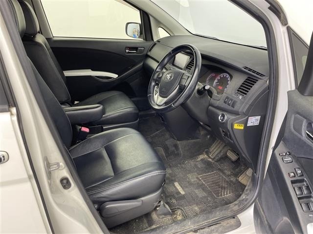 Toyota ISIS 2012 8339413-11